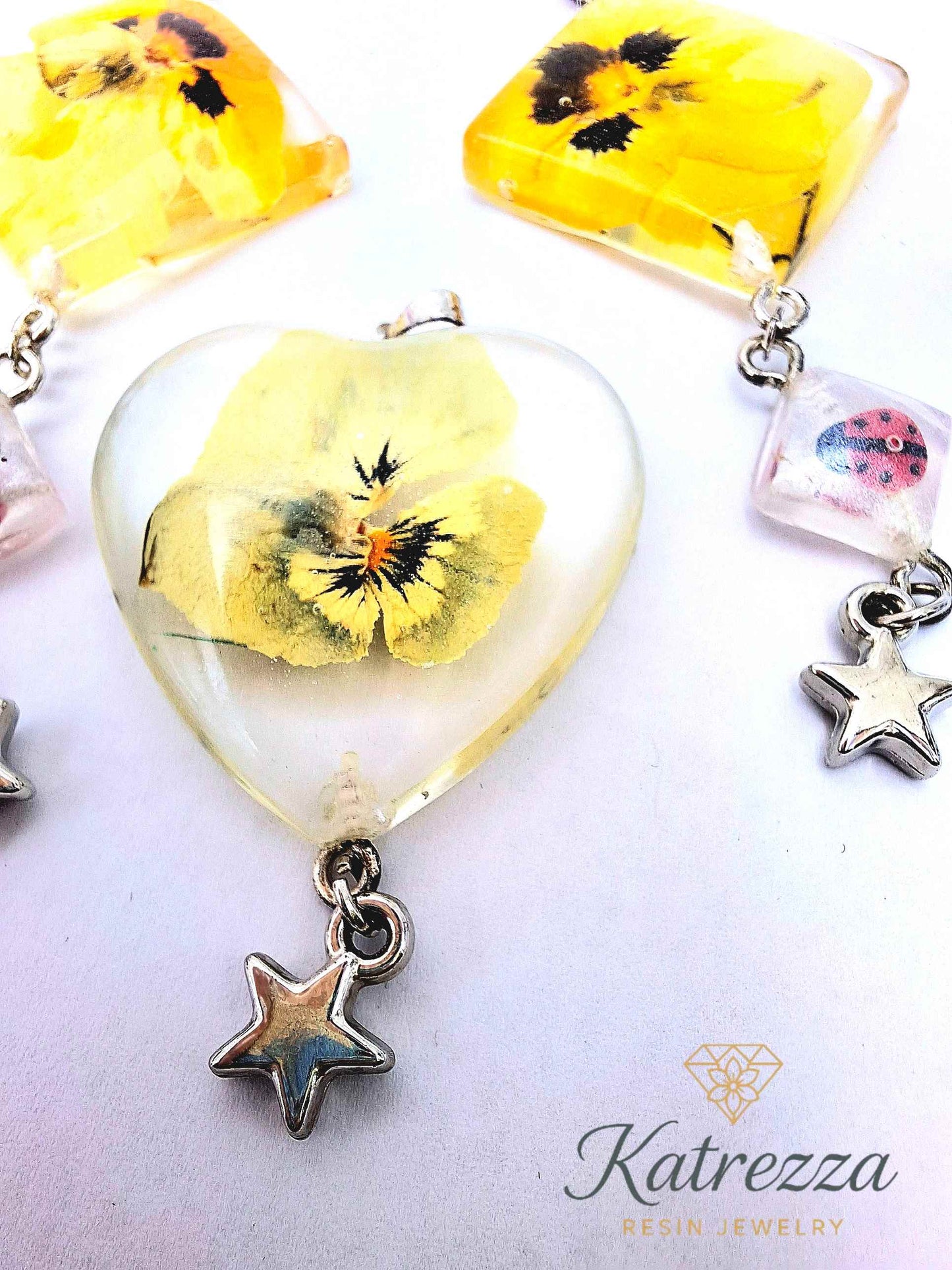 Handmade Resin Jewelry Set – Real Flower Earrings & Heart Pendant with Hypoallergenic Hooks | Katrezza