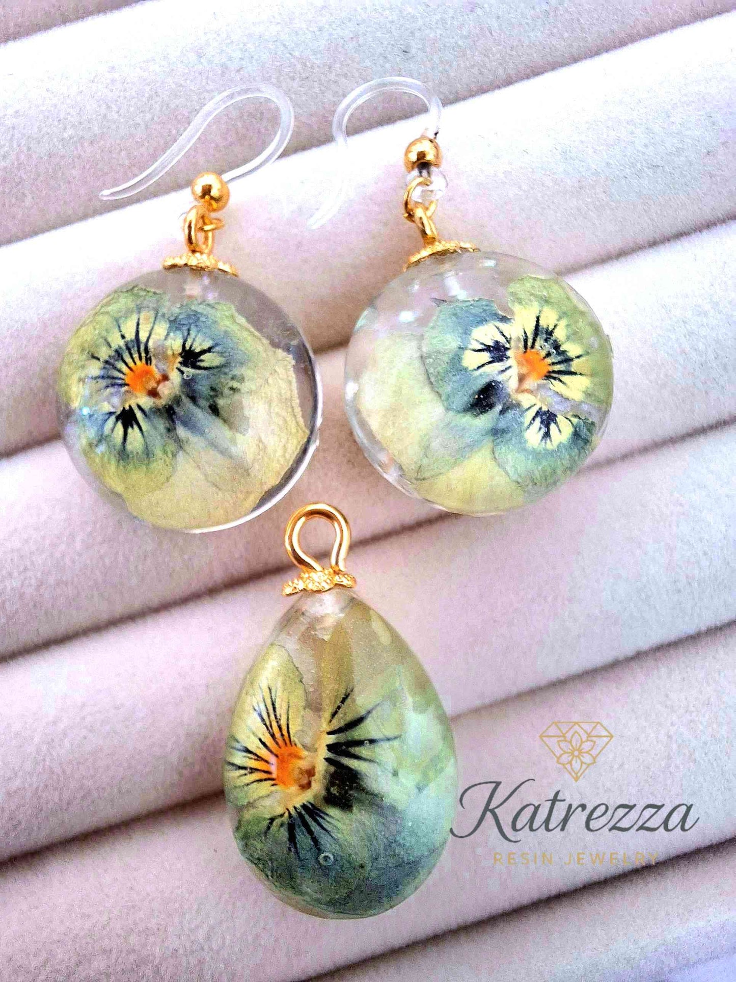 Floral Resin Earrings & Pendant Set – Hypoallergenic