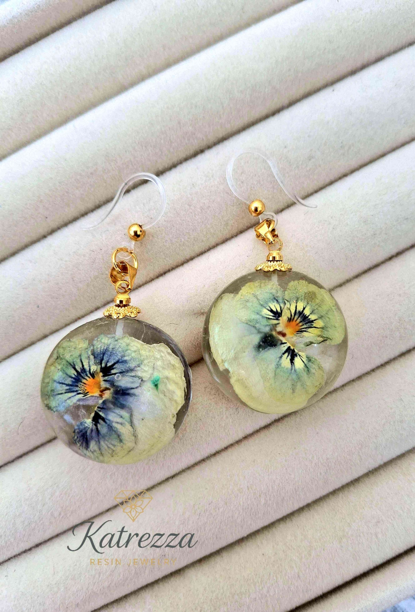 Floral Resin Earrings & Pendant Set – Hypoallergenic