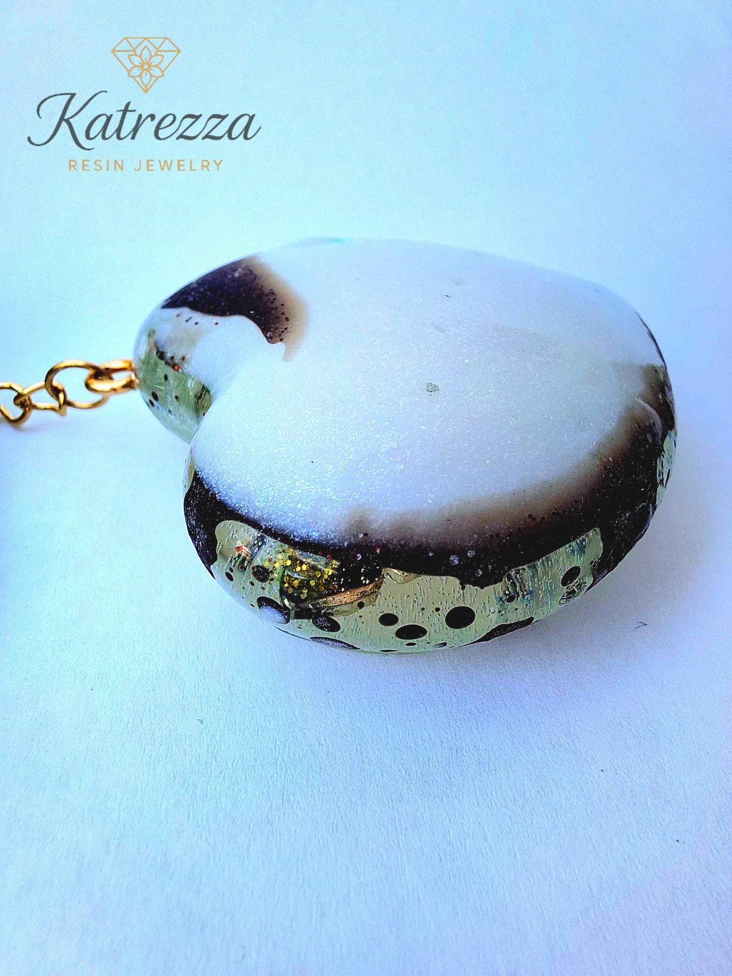 "Green resin discs with shimmering gold flakes, detail from handmade heart keychain – Katrezza Accessories"