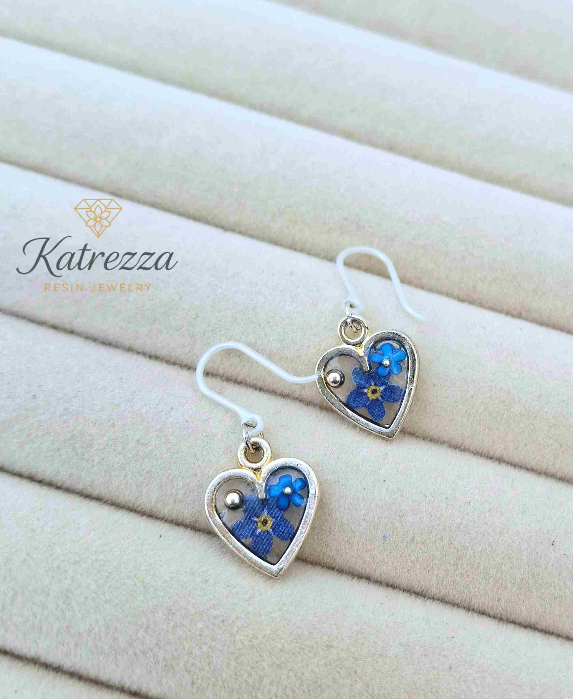 "Pair of 2cm silver heart charm earrings filled with resin and pressed blue flowers, designed with hypoallergenic silicone hooks for kids – Katrezza Girls Collection"
