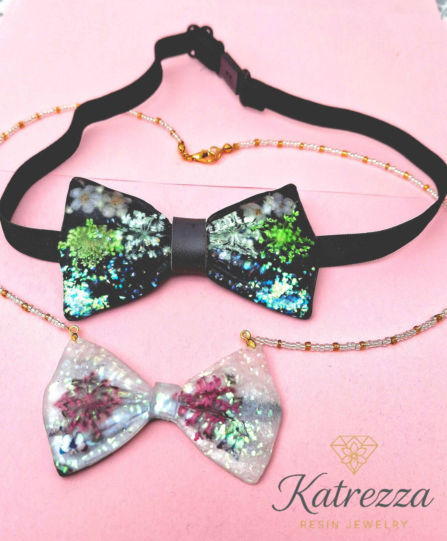 Close-up resin bow tie with green flowers glitter