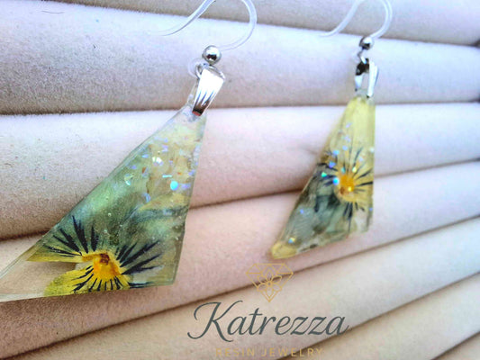 Triangle Resin Earrings with Real Flowers – 5 cm