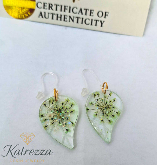 Handmade Leaf-Shaped Resin Earrings with Pressed Flowers – Katrezza