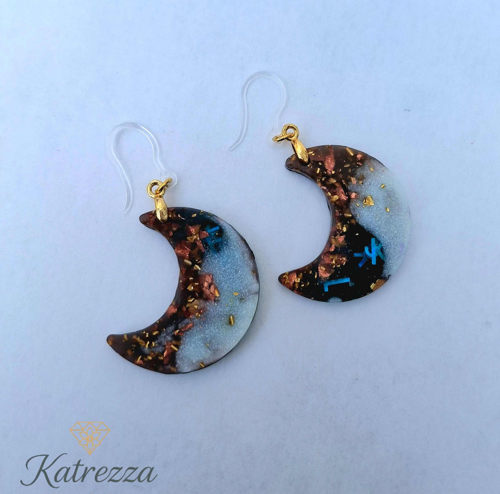 “Double-sided crescent moon resin earrings with glitter and gold flakes, 6 cm long, hypoallergenic silicone hooks – Katrezza handmade jewelry.”