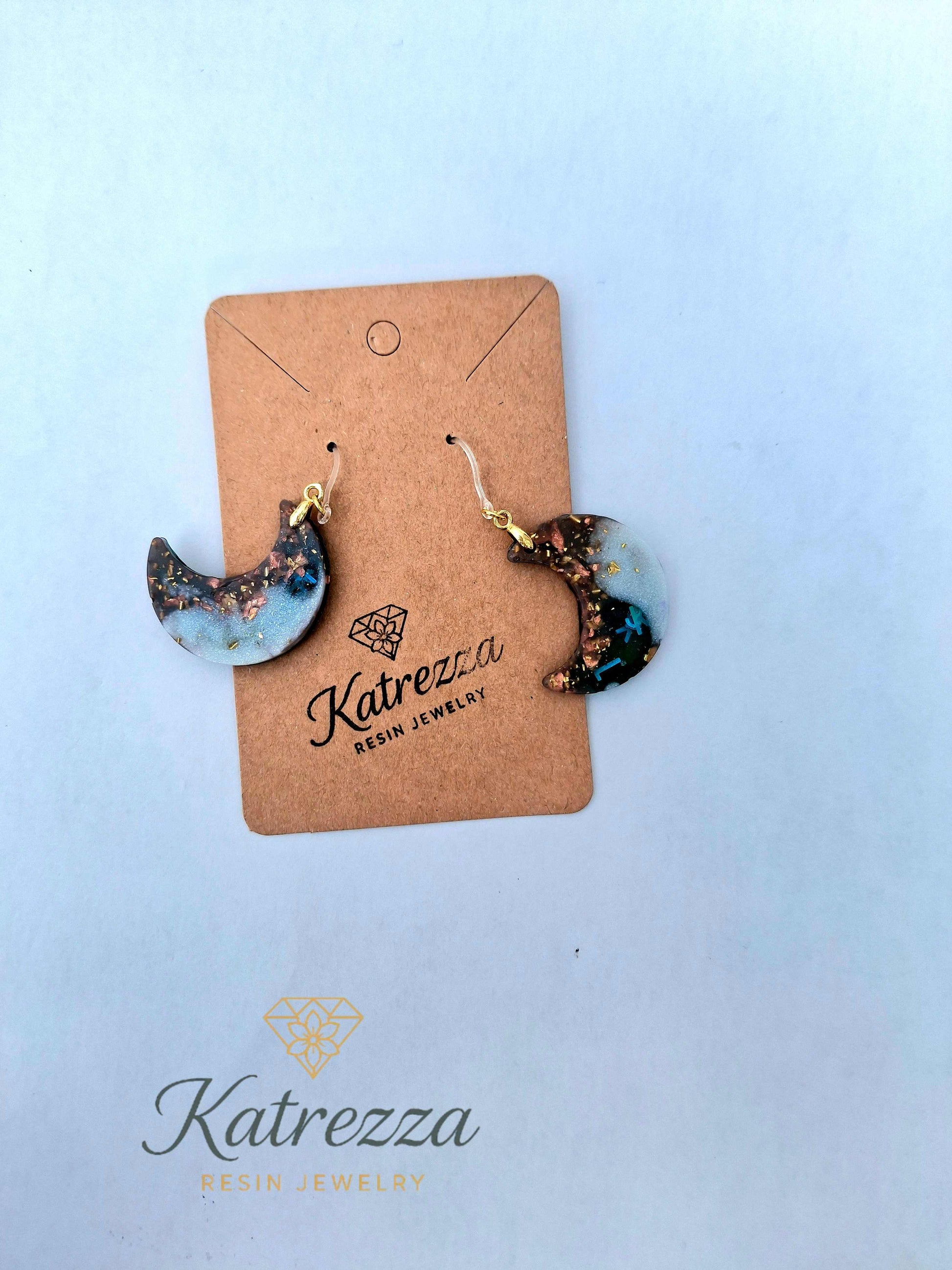 “Handmade crescent moon resin earrings with shimmer effect, double-sided design, 6 cm size, hypoallergenic silicone hooks – Katrezza jewelry.”