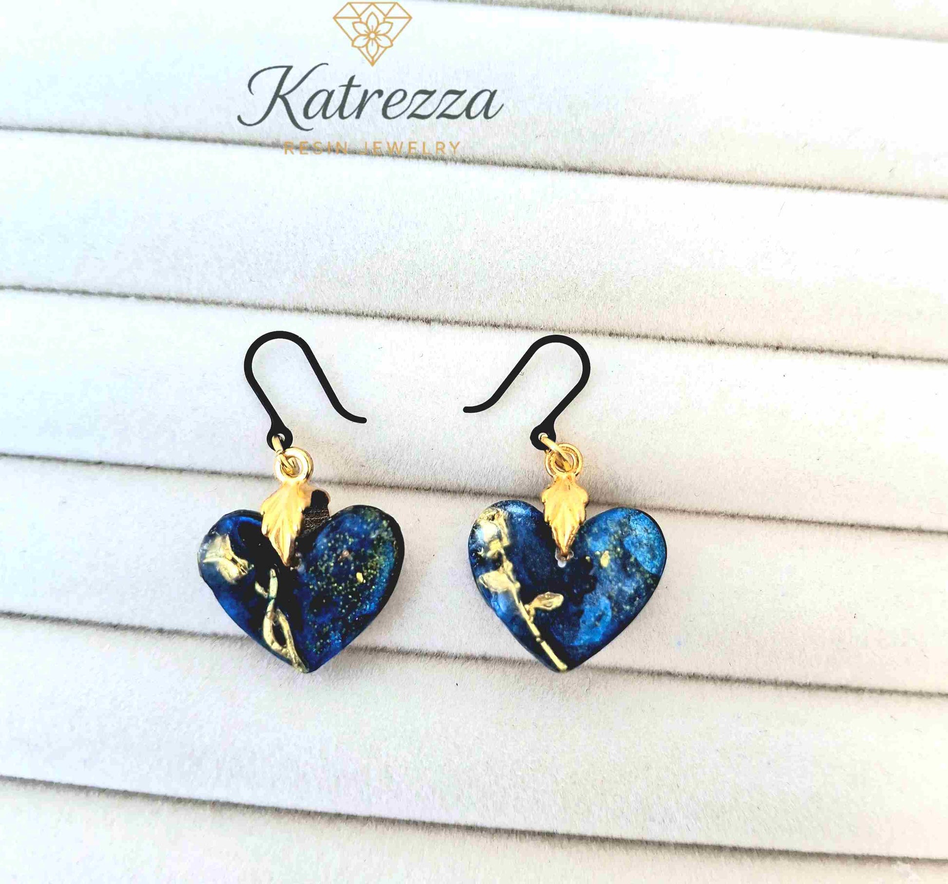 "Pair of 2.5cm blue resin heart earrings with golden rose details and tiny silicone hypoallergenic hooks – Katrezza Girls Collection"