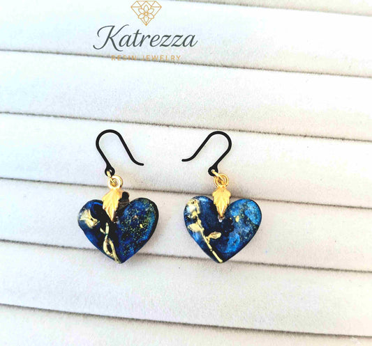 "Pair of 2.5cm blue resin heart earrings with golden rose details and tiny silicone hypoallergenic hooks – Katrezza Girls Collection"
