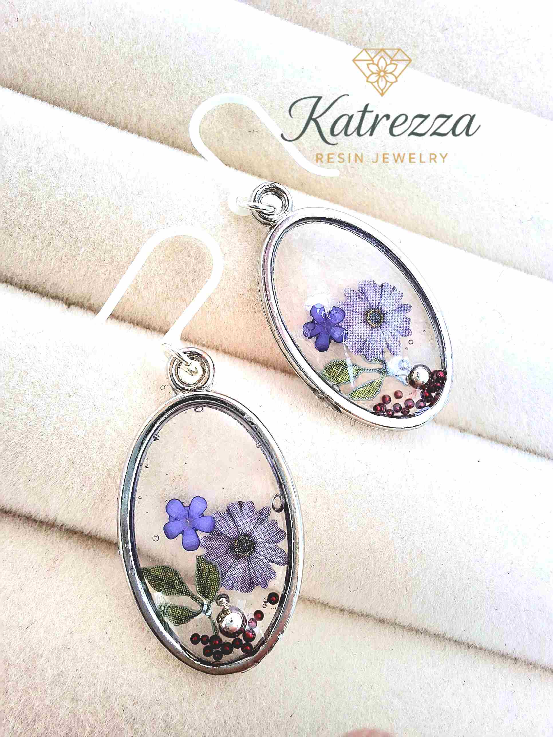 "Pair of 2cm oval resin earrings with pressed purple flowers in silver frame and hypoallergenic silicone hooks – Katrezza Girls Collection"