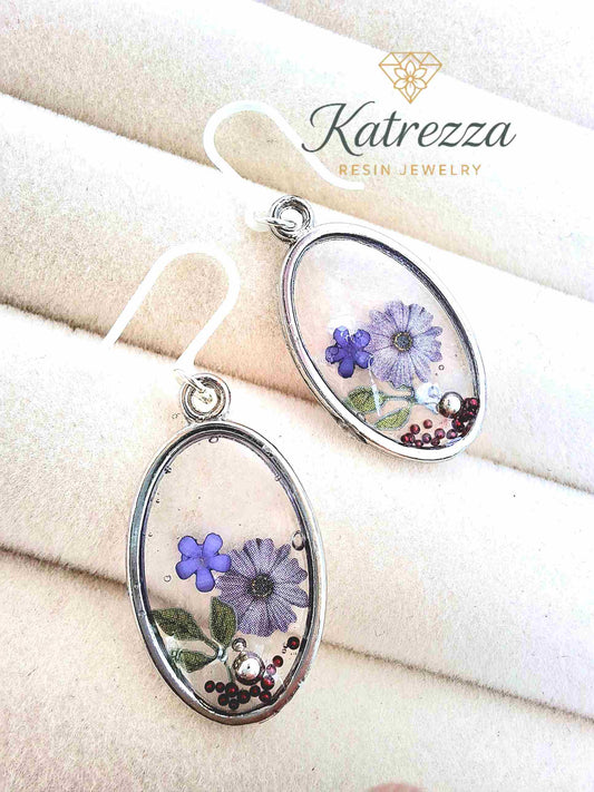 "Pair of 2cm oval resin earrings with pressed purple flowers in silver frame and hypoallergenic silicone hooks – Katrezza Girls Collection"