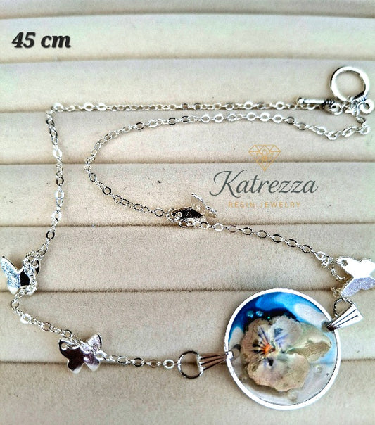 Pressed Flower Resin Necklace with Butterfly Charms – 45 cm Silver Chain
By Katrezza