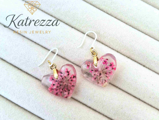 Tiny resin heart earrings for girls with pink flowers – Katrezza