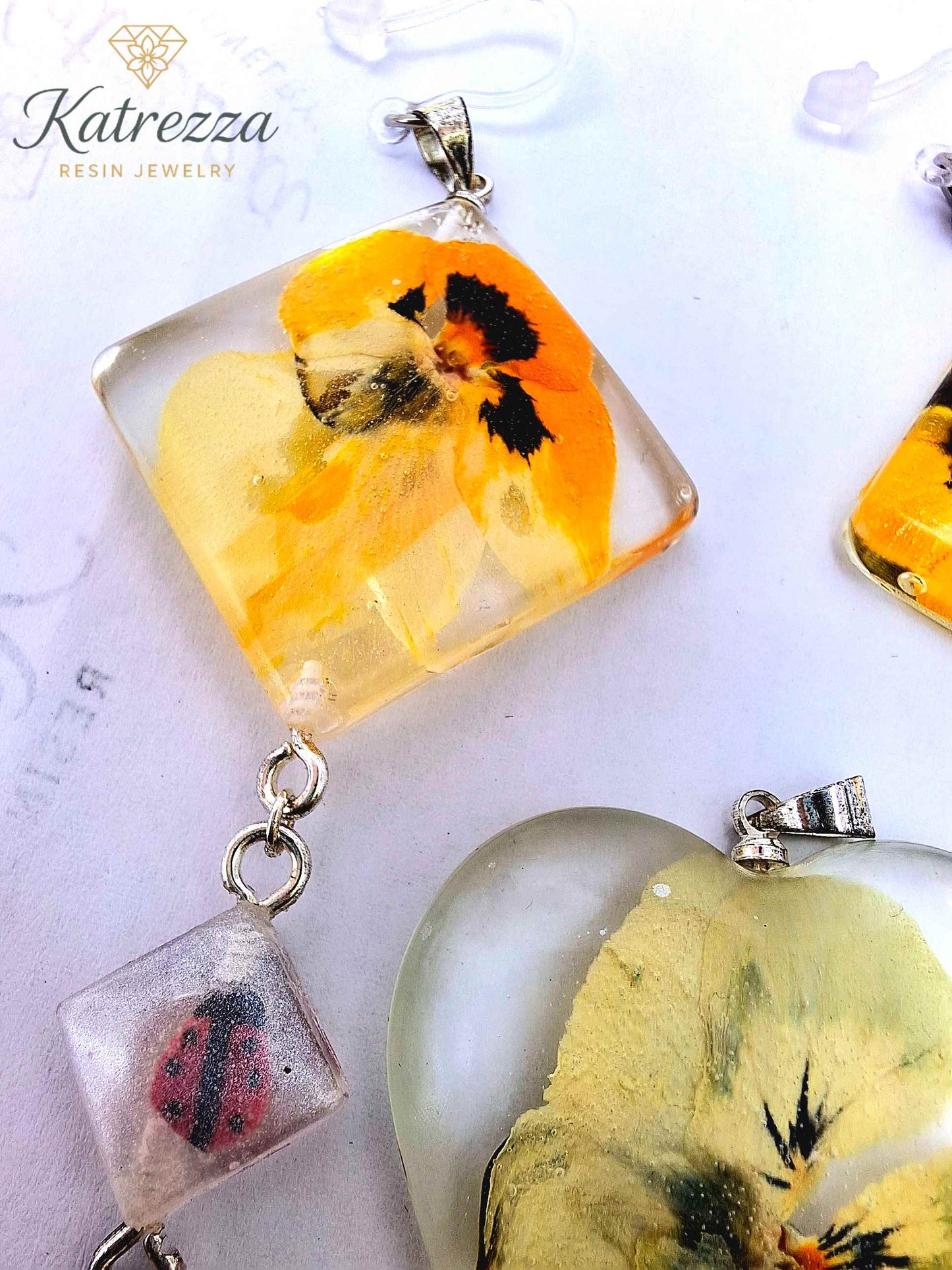 Handmade Resin Jewelry Set – Real Flower Earrings & Heart Pendant with Hypoallergenic Hooks | Katrezza