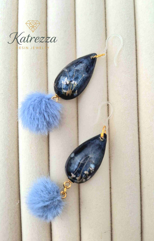 "Close-up of resin teardrop earring showing glittery grey-black base with delicate real dried flowers and dandelion seeds – Katrezza Resin Jewelry"
