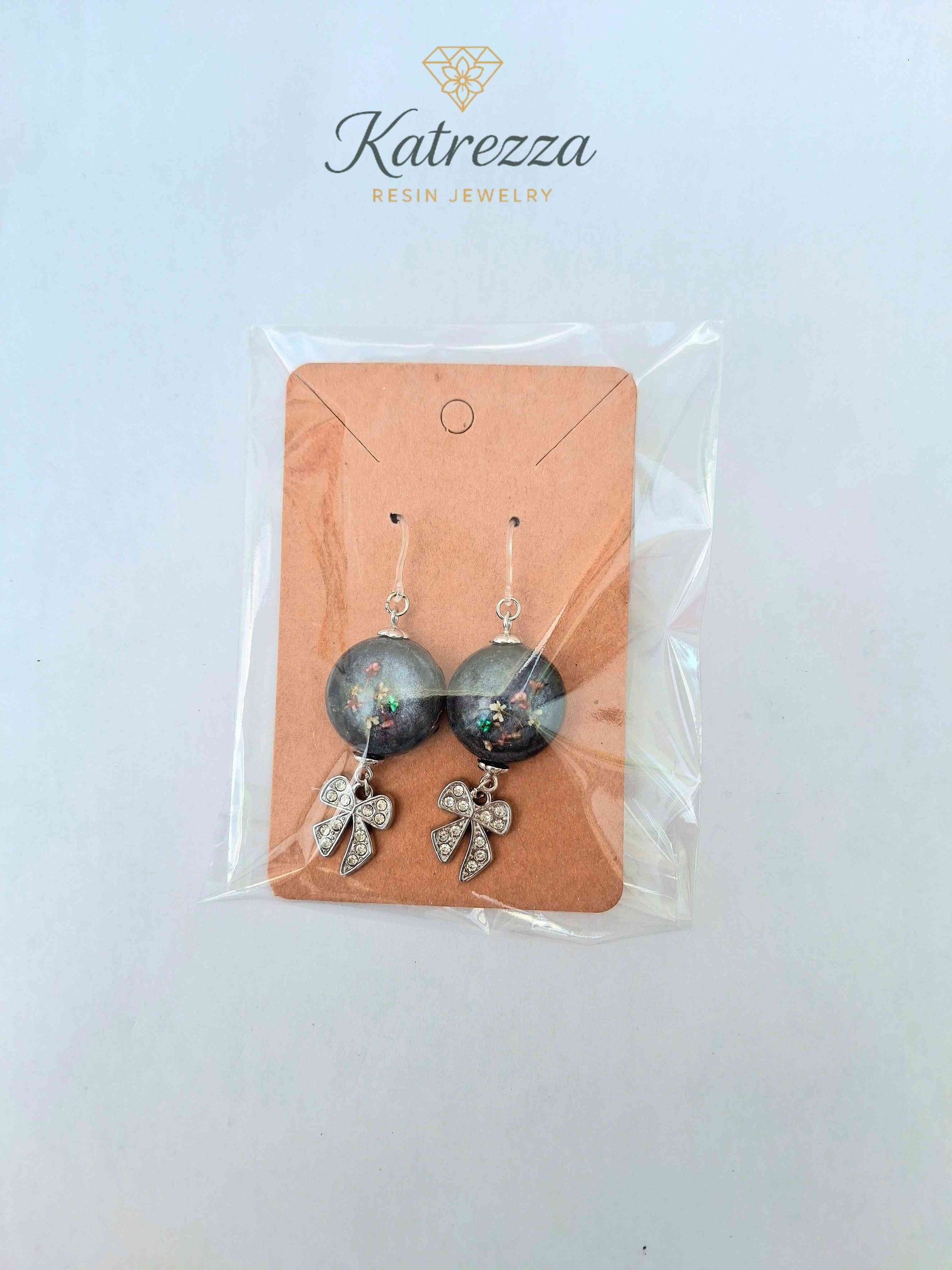 Resin jewelry with real flowers and hypoallergenic silicone hooks – unique handmade earrings