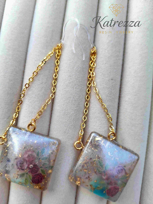 Handmade Resin Earrings with Pressed Flowers & Gold Chain – 9 cm Drop | Katrezza